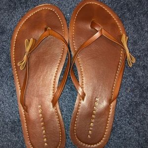 Women’s tan flip flops